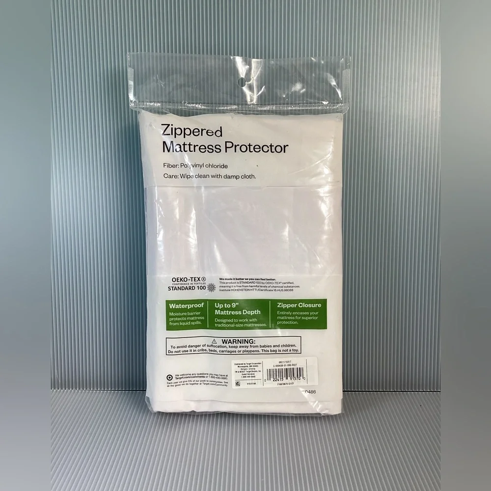 Room Essentials Zippered Mattress Protector - Twin